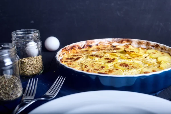 Gratinado de batata com creme, ovos e queijo — Fotografia de Stock