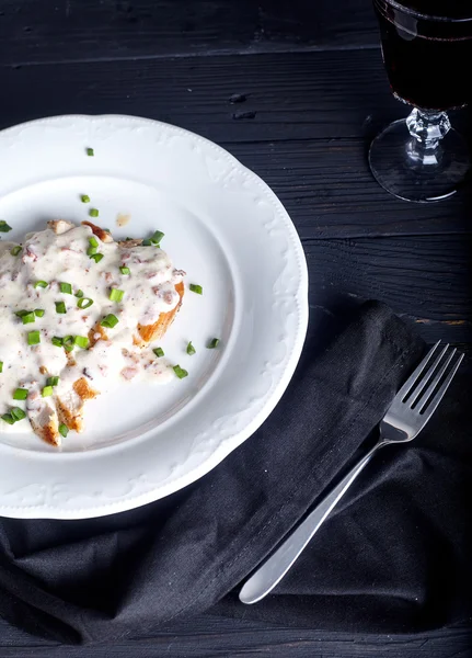 Pechuga de pollo a la plancha con salsa de queso —  Fotos de Stock