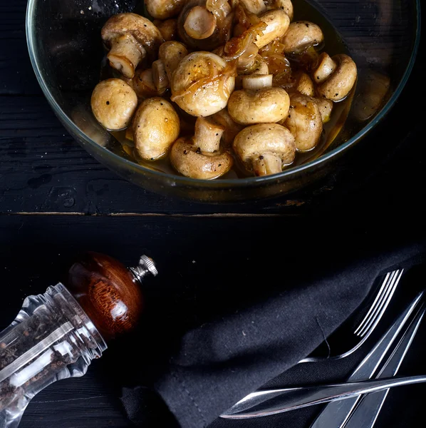 Funghi arrosto su fondo legno — Foto Stock