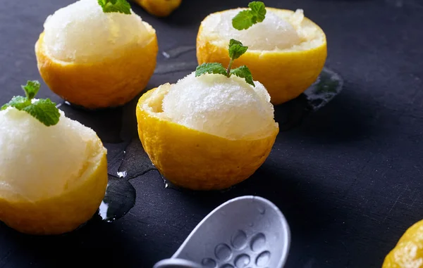 Sorbetto al limone o gelato dentro limoni freschi — Foto Stock