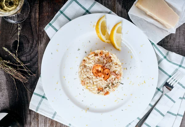 Risotto com camarões e tomilho — Fotografia de Stock