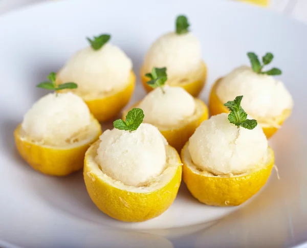 Sorvete de limão ou sorvete dentro de limões frescos — Fotografia de Stock