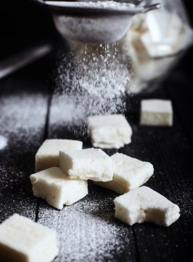 Marshmallow elek pudra şekeri serpilir