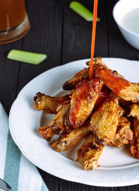 Gevrek lezzetli tavuk tavuk kanadı tabak