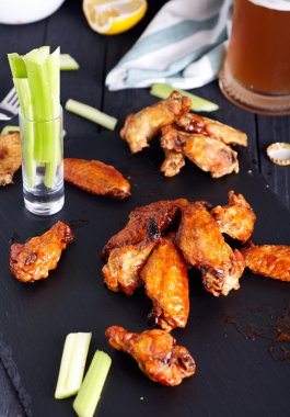 Gevrek lezzetli tavuk tavuk kanadı tabak