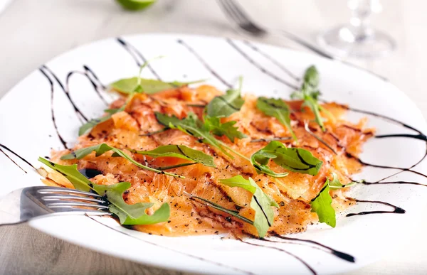 Carpaccio van de zalm op wit bord — Stockfoto