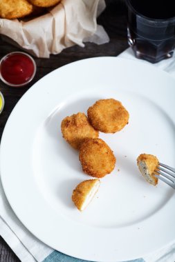Fast food kompozisyon: tavuk nuggets ketçap ve kola ile