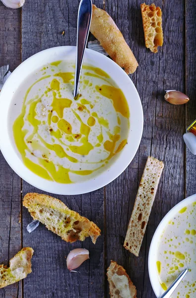 Zelfgemaakte room knoflooksoep met geroosterde ciabatta — Stockfoto