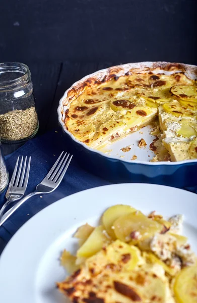 Gratinado de batata com creme, ovos e queijo — Fotografia de Stock