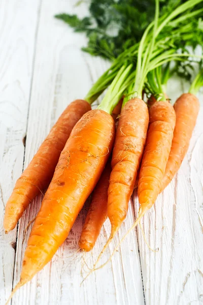 Yeşil yaprakları SAP ile taze havuç