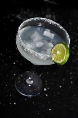 Siyah arka planda margarita kokteyli.