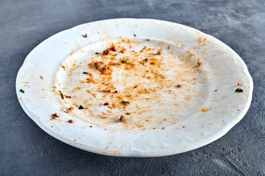 Soslu spagetti sonra kirli tabak
