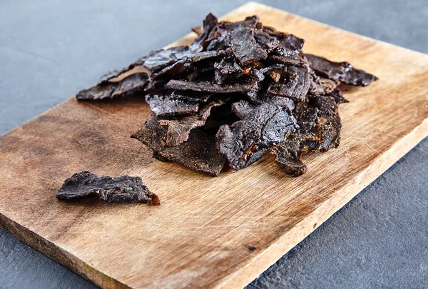 Sığır sarsıntılı ahşap tahta üzerinde ve