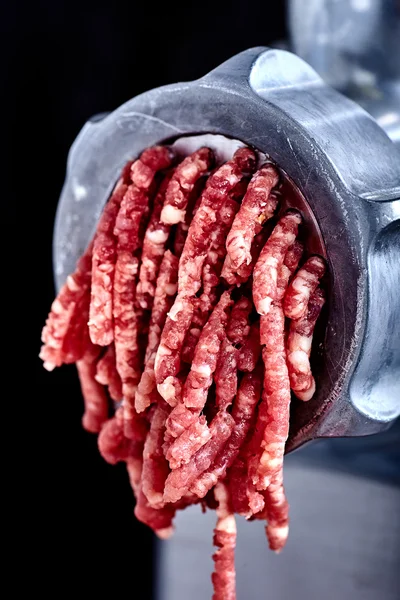 Ön tarafta kıyma makinesi ile forcemeat içinde parçası kapatın