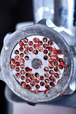 Ön tarafta kıyma makinesi ile et parçası kapatın