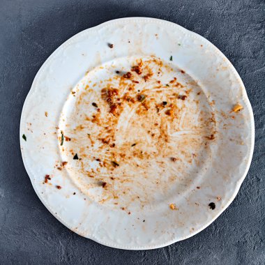 Soslu spagetti sonra kirli tabak