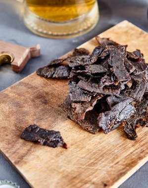 Ev yapımı kurutulmuş sığır eti ve bira ile kurulu