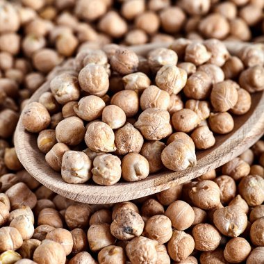 Tahta kaşık ile birçok piliç bezelye fasulye