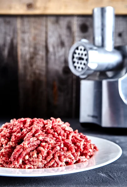 Kıyma makinesi ile beyaz tabakta çiğ kıyma