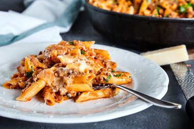 Amerikan chop yemek makarna yemek sığır eti ile