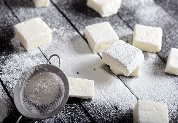 Tatlım marshmallow siyah bir zemin üzerine