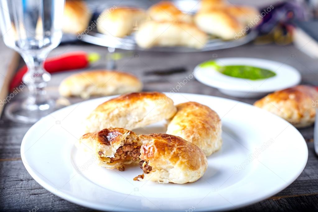 Empanadas Pasteles argentinos de carne asada fotografía de stock