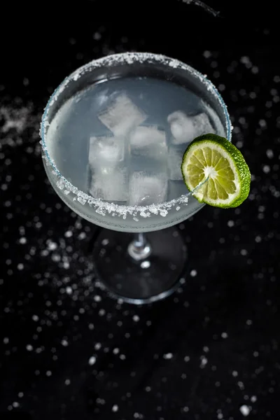 Margarita cocktail på svart bakgrund — Stockfoto