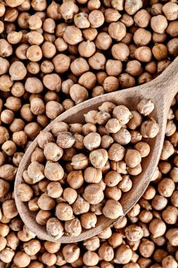 Tahta kaşık ile birçok piliç bezelye fasulye