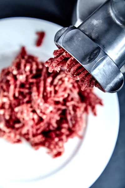 Ön tarafta kıyma makinesi içinde köftesi parçası kapatın