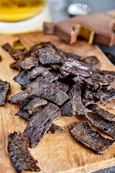 Ev yapımı kurutulmuş sığır eti ve bira ile kurulu