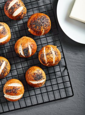 Haşhaş tohumu ile tuzlu kraker buns