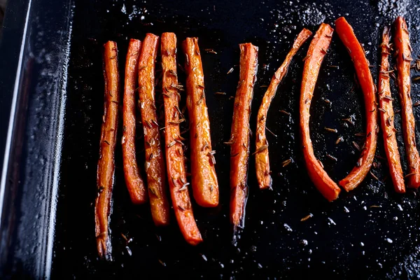 Cenouras assadas com comida de alcaravia de perto — Fotografia de Stock