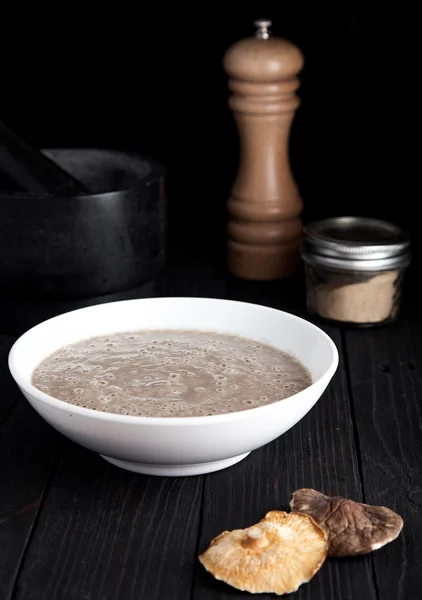 Zuppa di funghi cremosa con champignon e shiitake — Foto Stock