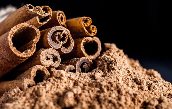 Cinnamon sticks with powder — Stock Photo, Image