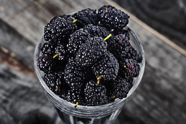 Moras maduras en copa de vino — Foto de Stock