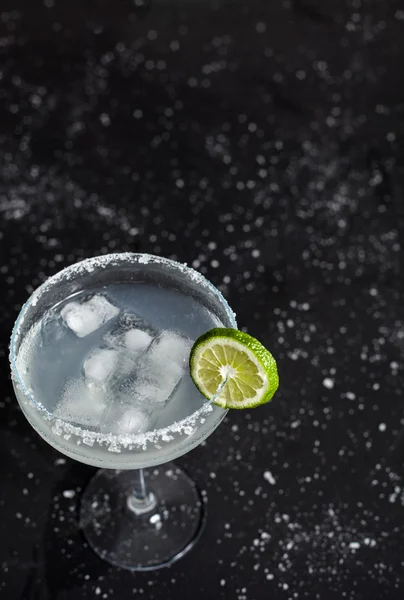 Cocktail av margarita på svart bakgrunn – stockfoto