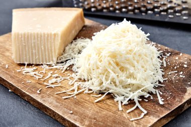 Parmesan ve rendelenmiş peynir