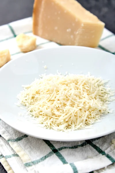 치즈를 강판된에 치즈의 조각 — 스톡 사진