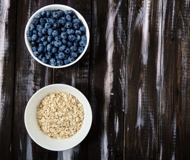 Beyaz kase yaban mersini ve yulaf gevreği üst görünümü.