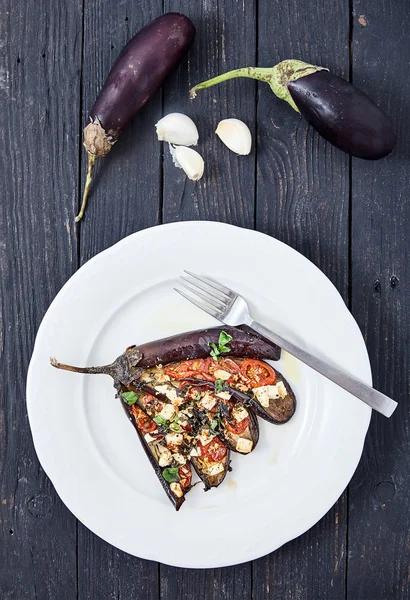 Berenjena con aceite de oliva, albahaca y tomates cherry — Foto de Stock