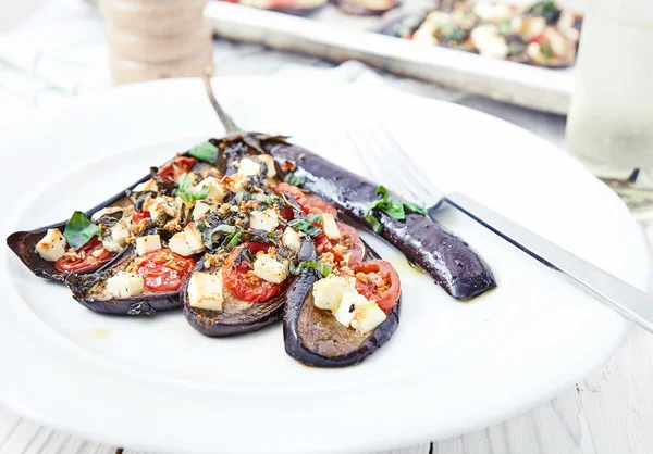 Berenjena con aceite de oliva, albahaca y tomates cherry — Foto de Stock