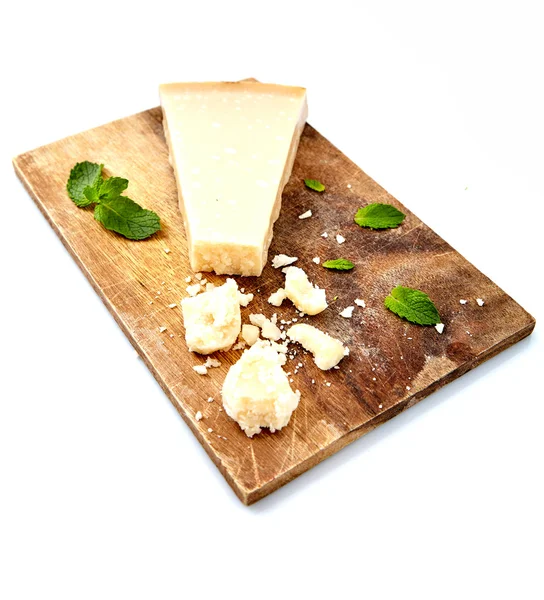 Pezzo di parmigiano e formaggio grattugiato — Foto Stock