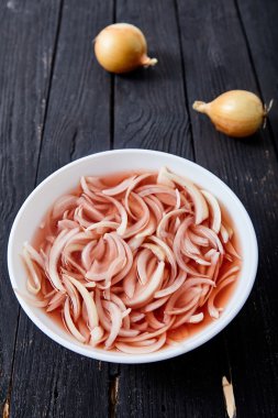 Ahşap arka plan üzerinde turşu soğan