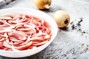 Metal arka plan üzerinde turşu soğan