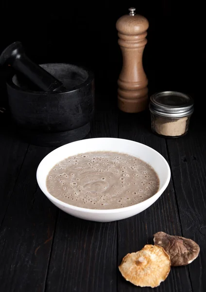 Zuppa di funghi cremosa con champignon e shiitake — Foto Stock