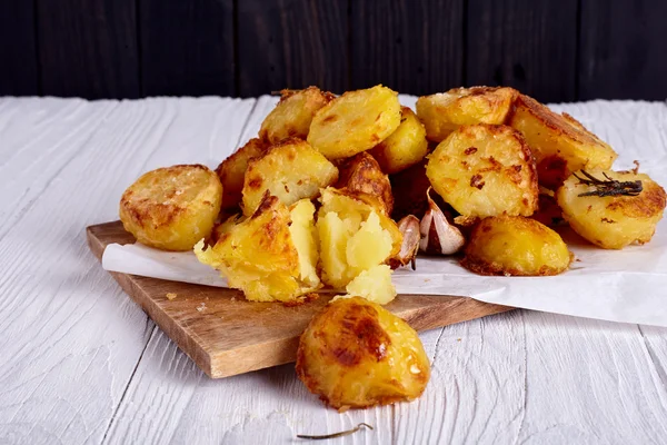 Bratkartoffeln auf weißem Holz Hintergrund — Stockfoto