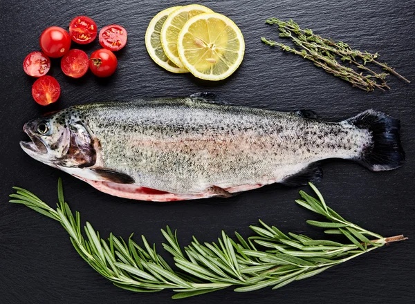 Taze alabalık, domates, limon ve biberiye