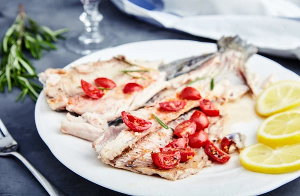 Truta assada com tomate e vinho — Fotografia de Stock