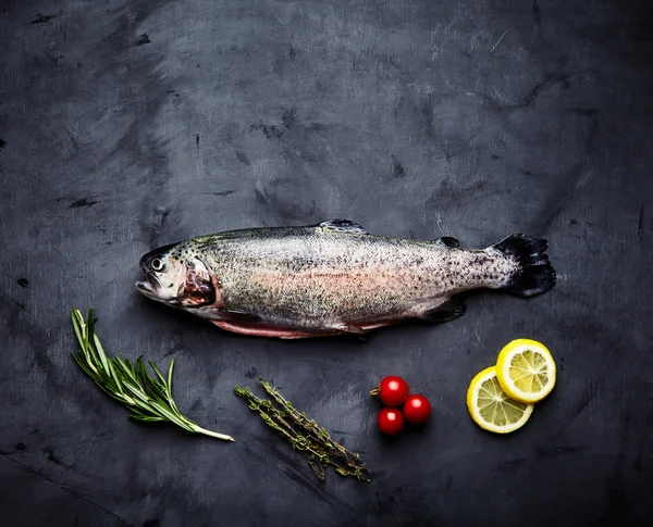 Raw trout, rosemary, tomatoes, lemon — Stock Photo, Image