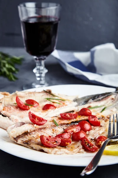 Fırında Alabalık cgerry domates ve şarap ile — Stok fotoğraf